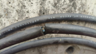 TARJETA INFORMATIVA:La madrugada de este jueves técnicos en instalaciones electrónicas repararon un cable